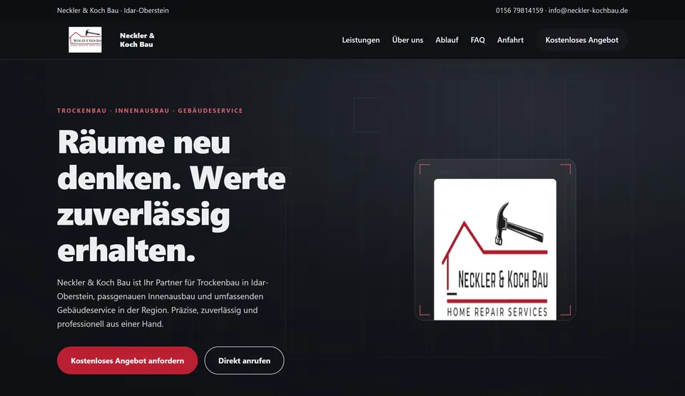 Screenshot der Startseite von Neckler & Koch Bau: dunkler Kopfbereich mit dem Slogan „Räume neu denken. Werte zuverlässig erhalten.“, zwei Buttons und dem Firmenlogo mit Hammer und Dach.